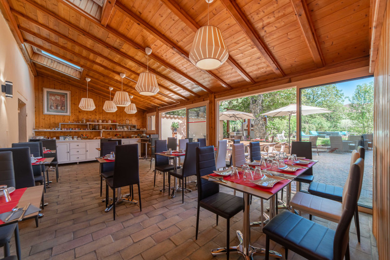 Salle de Restaurant à l'Hôtel Spa le Coq Dort à Châtillon sur Chalaronne